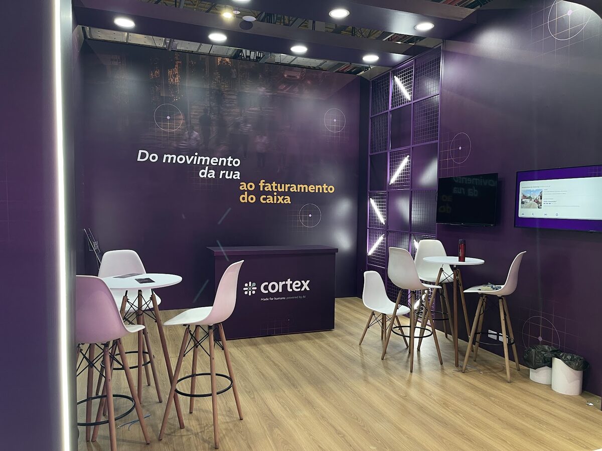 Stand cenográfico modular com materiais reutilizáveis em feira corporativa