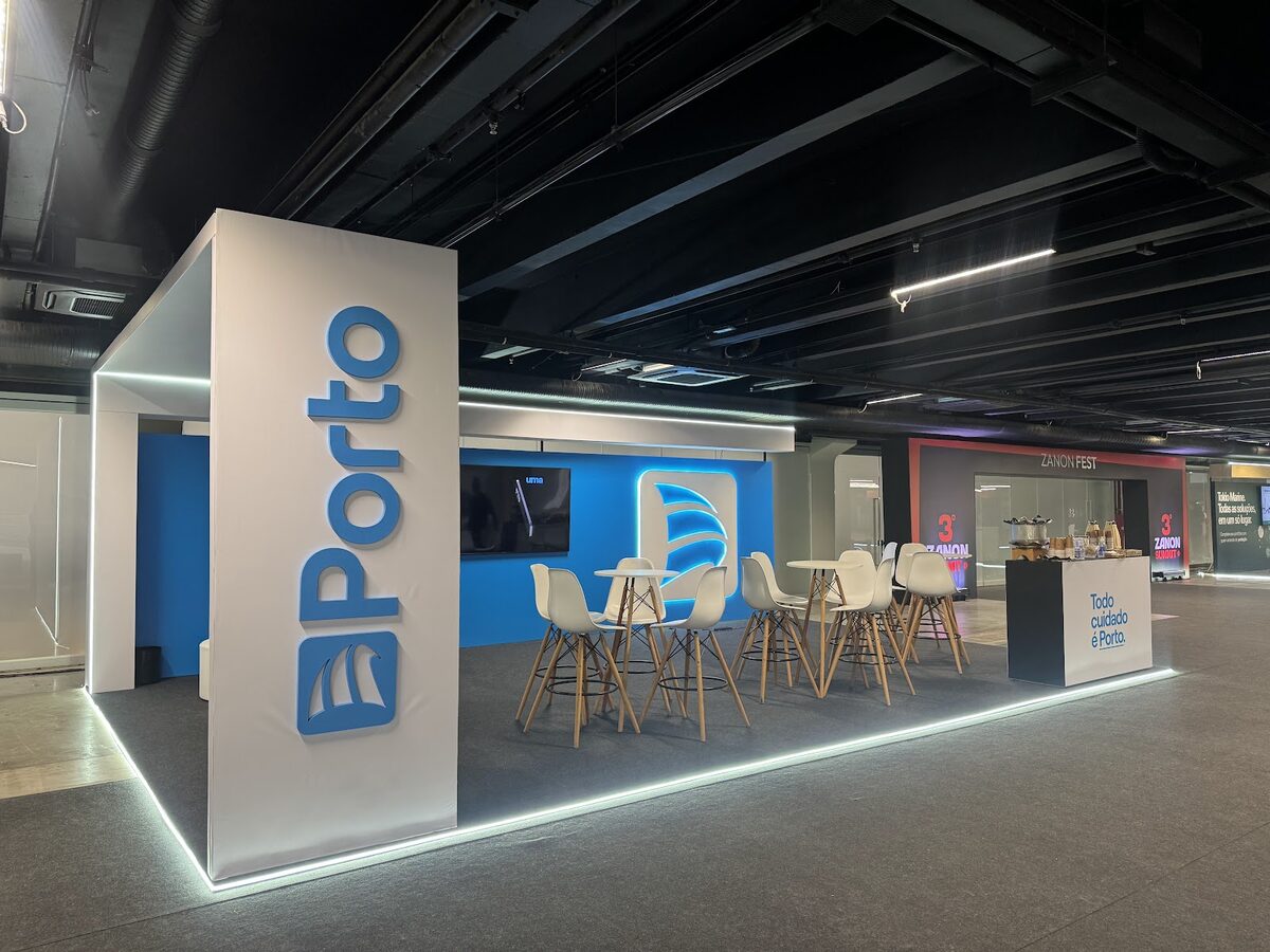 Stand com layout aberto e recepção integrada