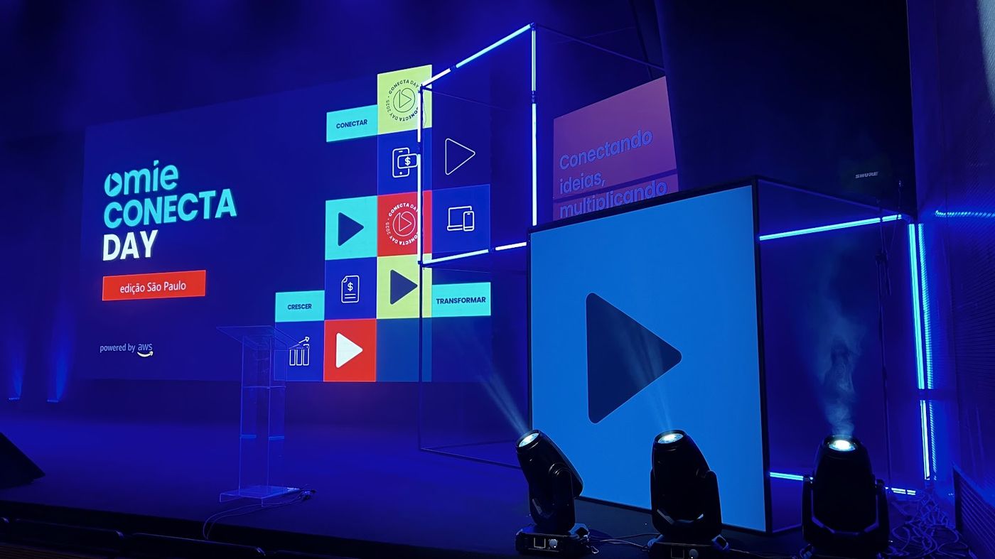 Palco de kick-off corporativo com cubo cenográfico, telão LED e moving heads