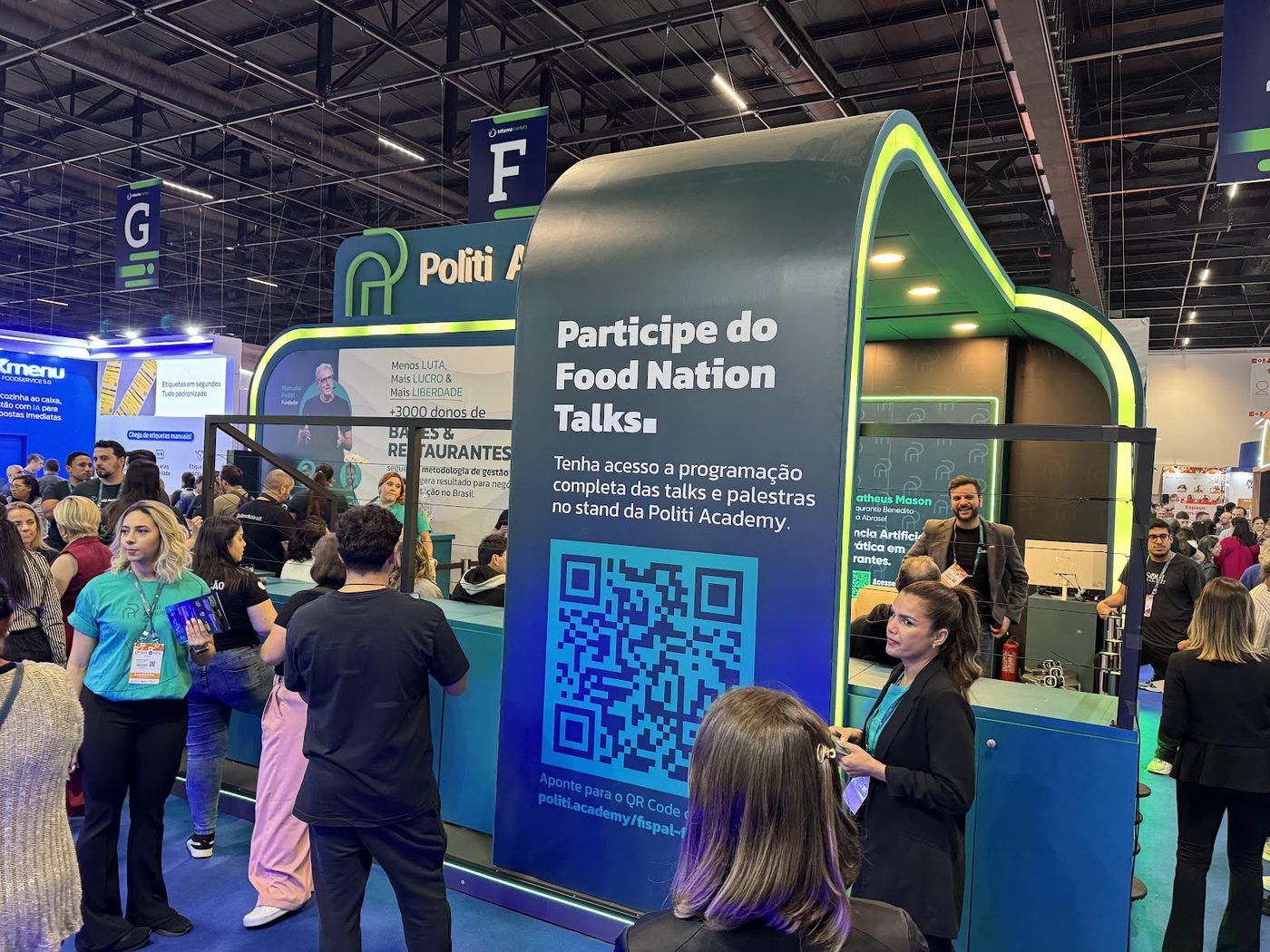 Arco cenográfico com moldura neon verde e QR code em stand de feira corporativa