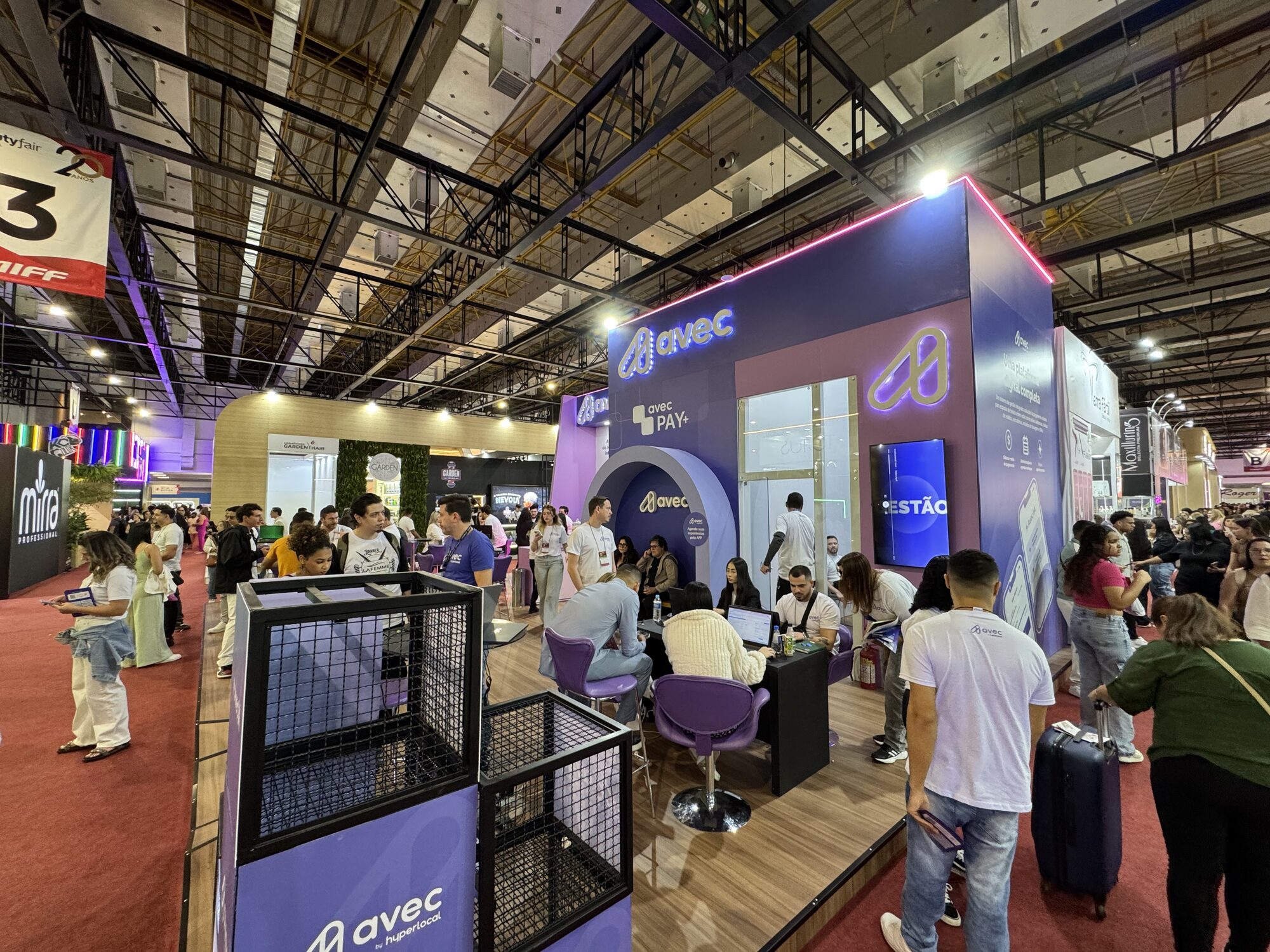 Stand da Avec na Beauty Fair 2025, vista lateral com composição de cubos e arco de acesso