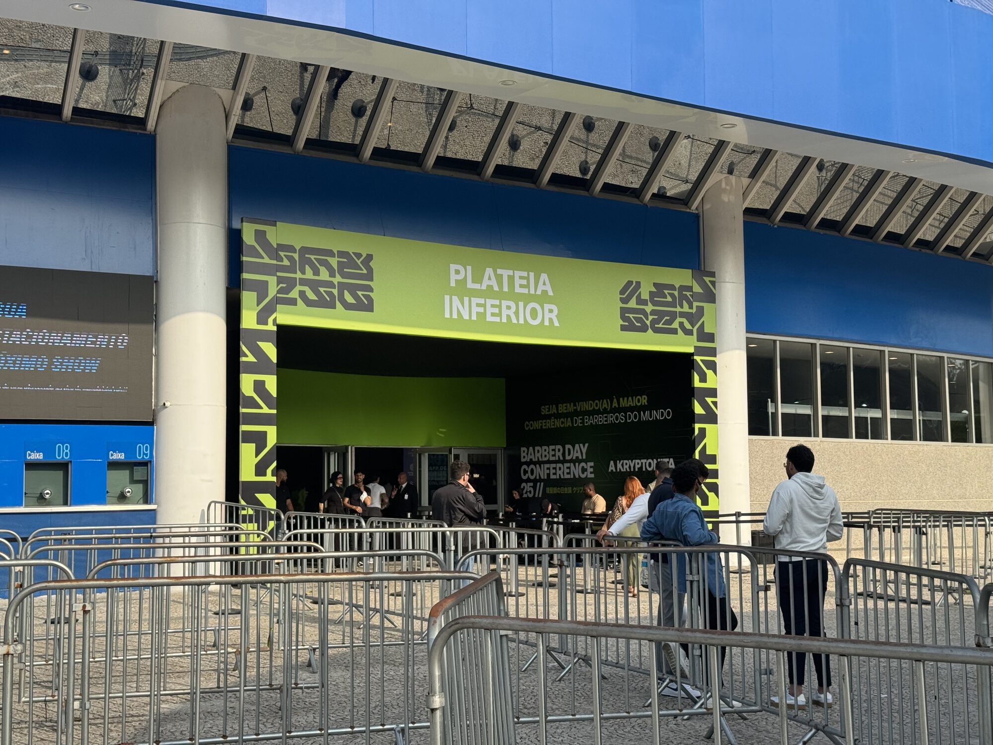 Pórtico cenográfico de acesso à plateia do Barber Day Conference 2025, projeto Atom Cenografia