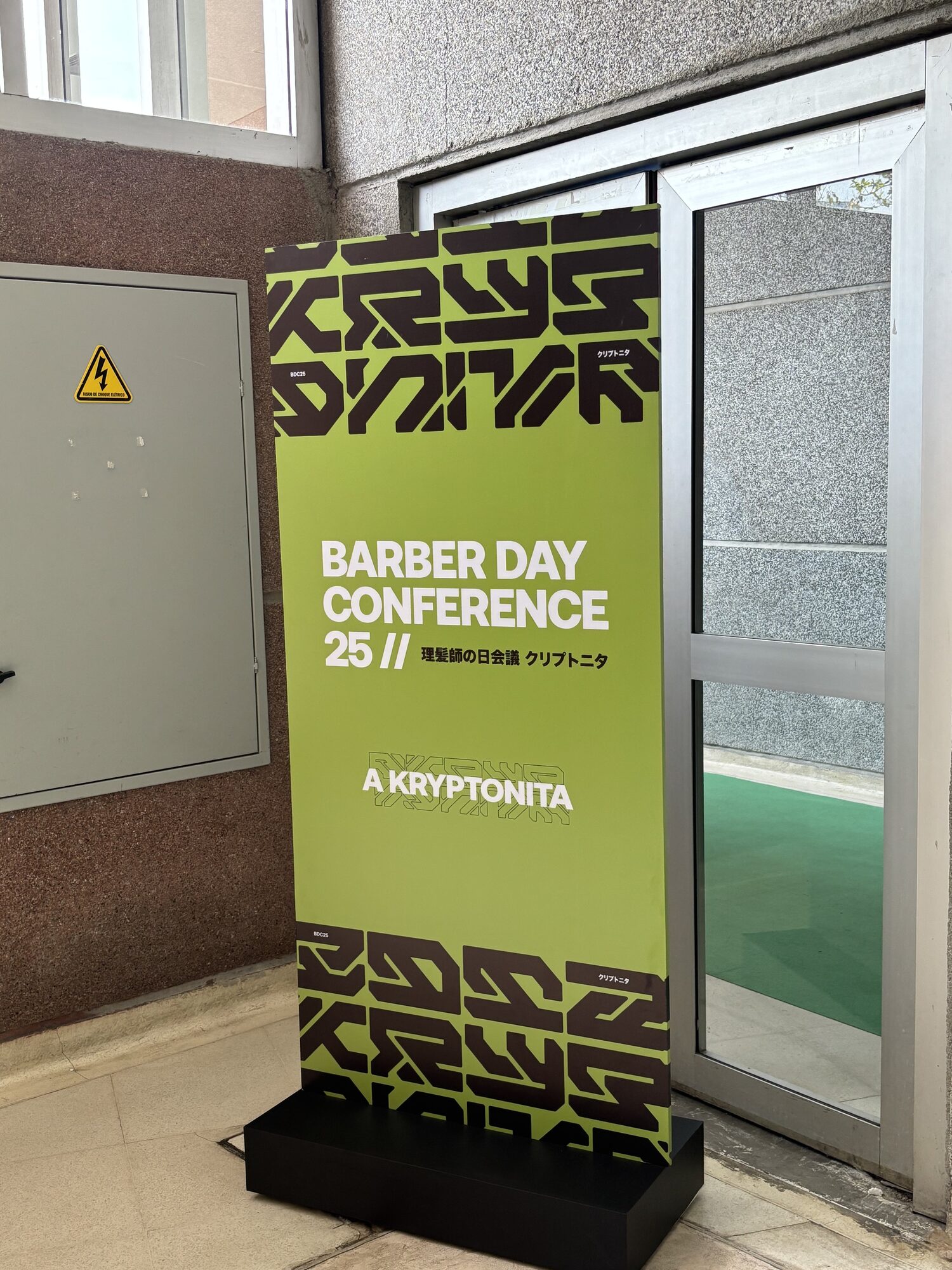 Totem de sinalização de 2 m com identidade visual do Barber Day Conference 2025