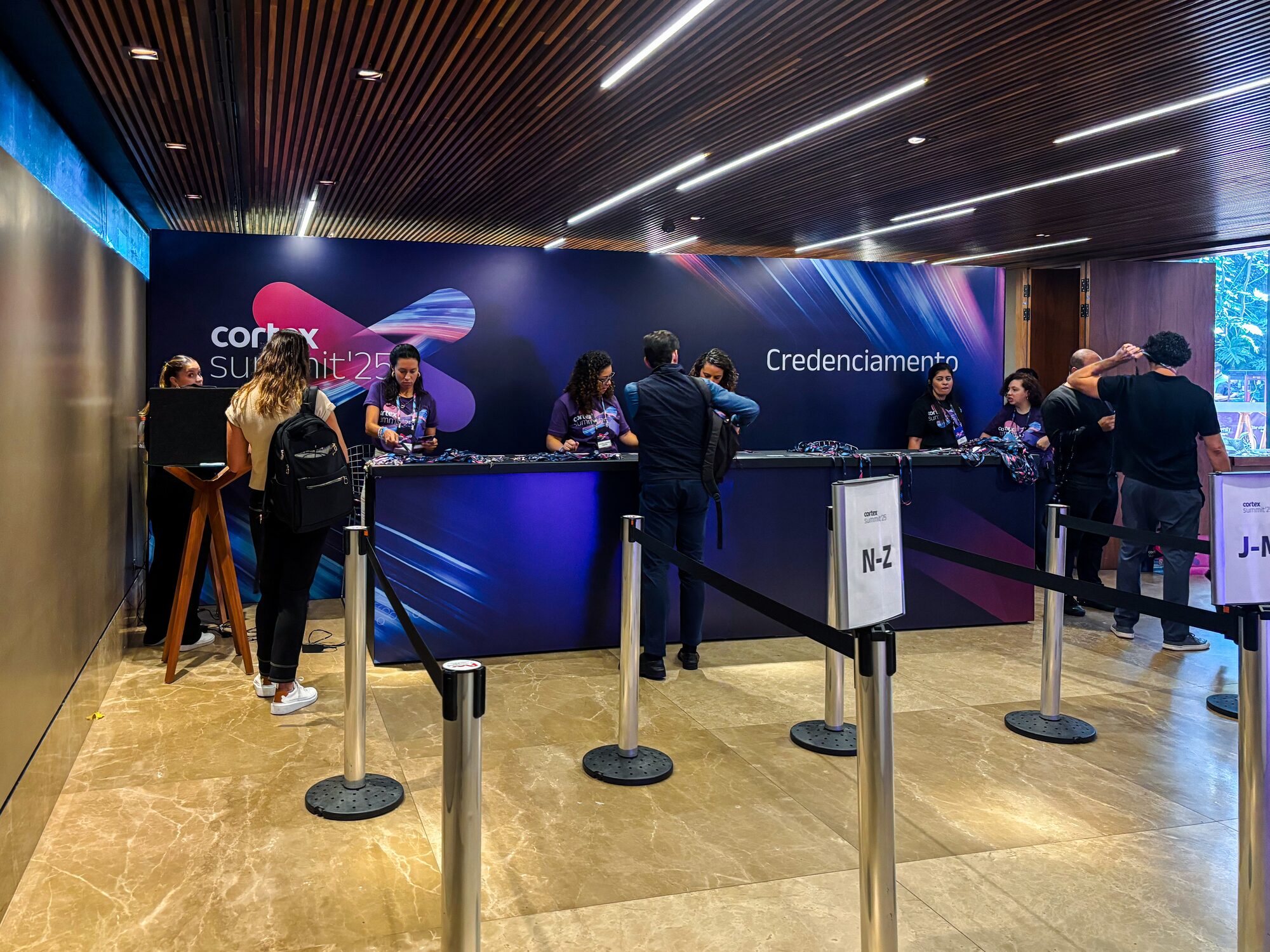 Backdrop e balcão de credenciamento do Cortex Summit 2025 em São Paulo