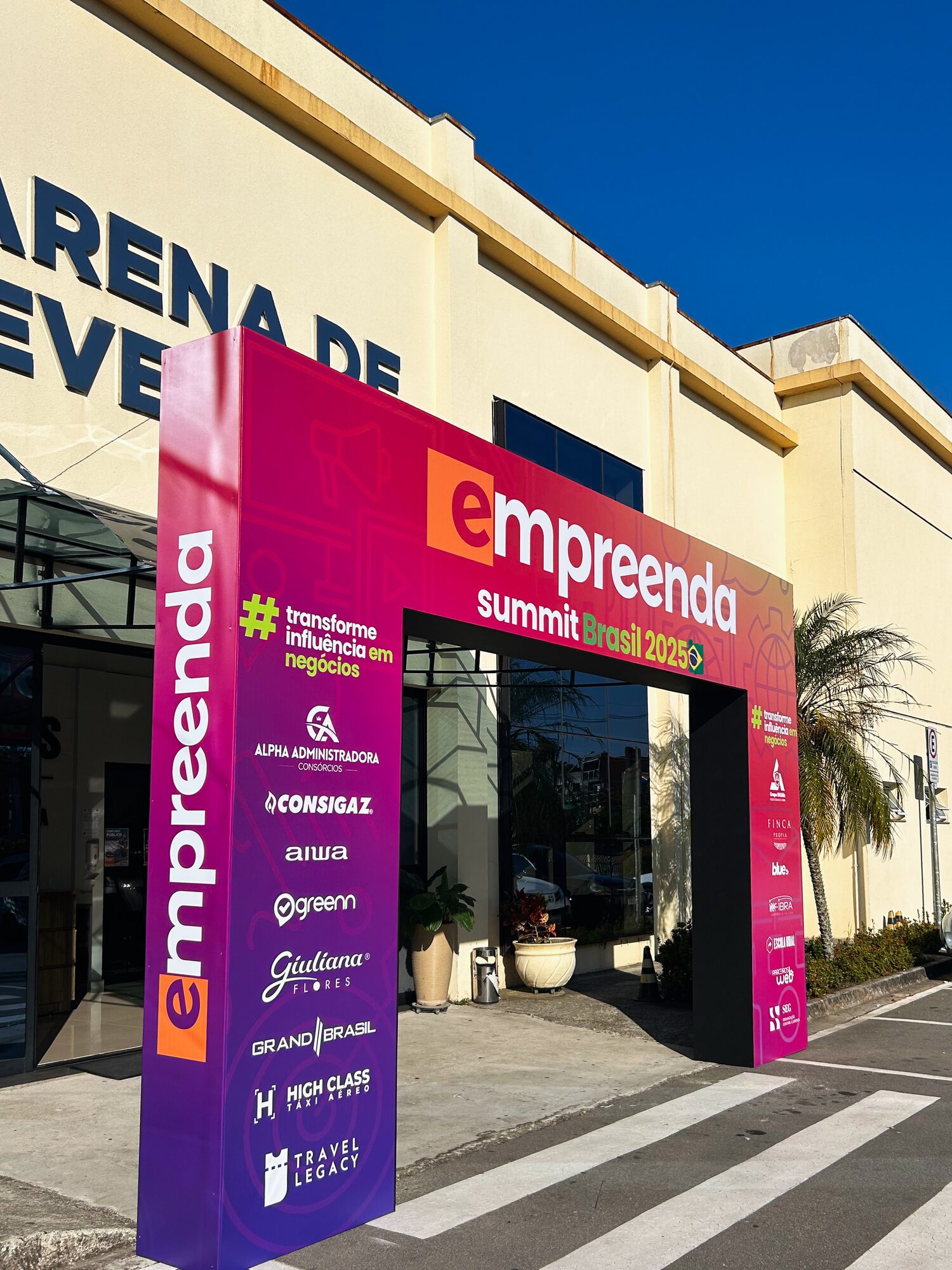 Pórtico de entrada de 6 metros com identidade visual do Empreenda Summit 2025, produzido pela Atom Cenografia
