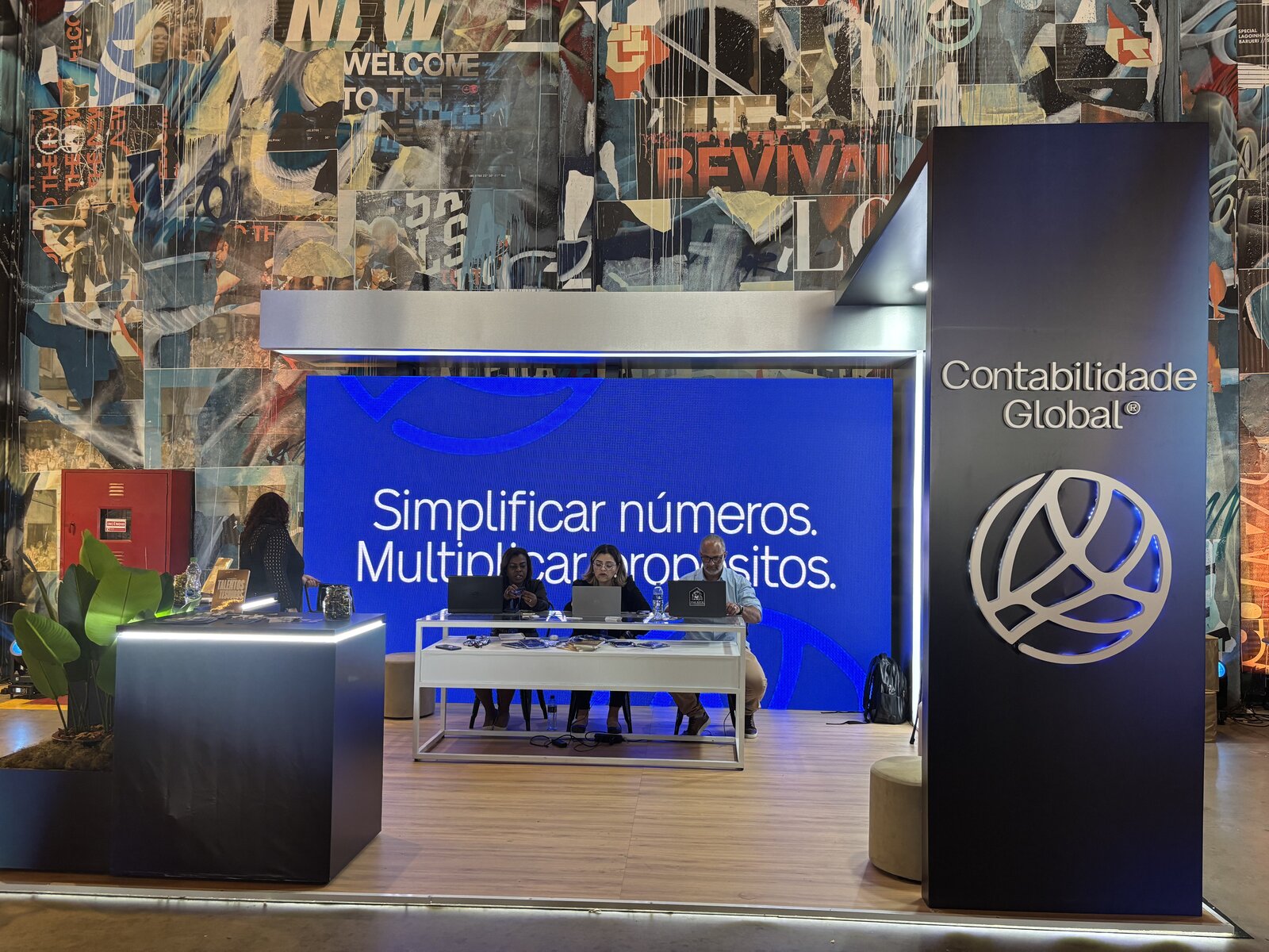Stand da Contabilidade Global de 20 m² com painel de LED e torre retroiluminada, montado pela Atom Cenografia