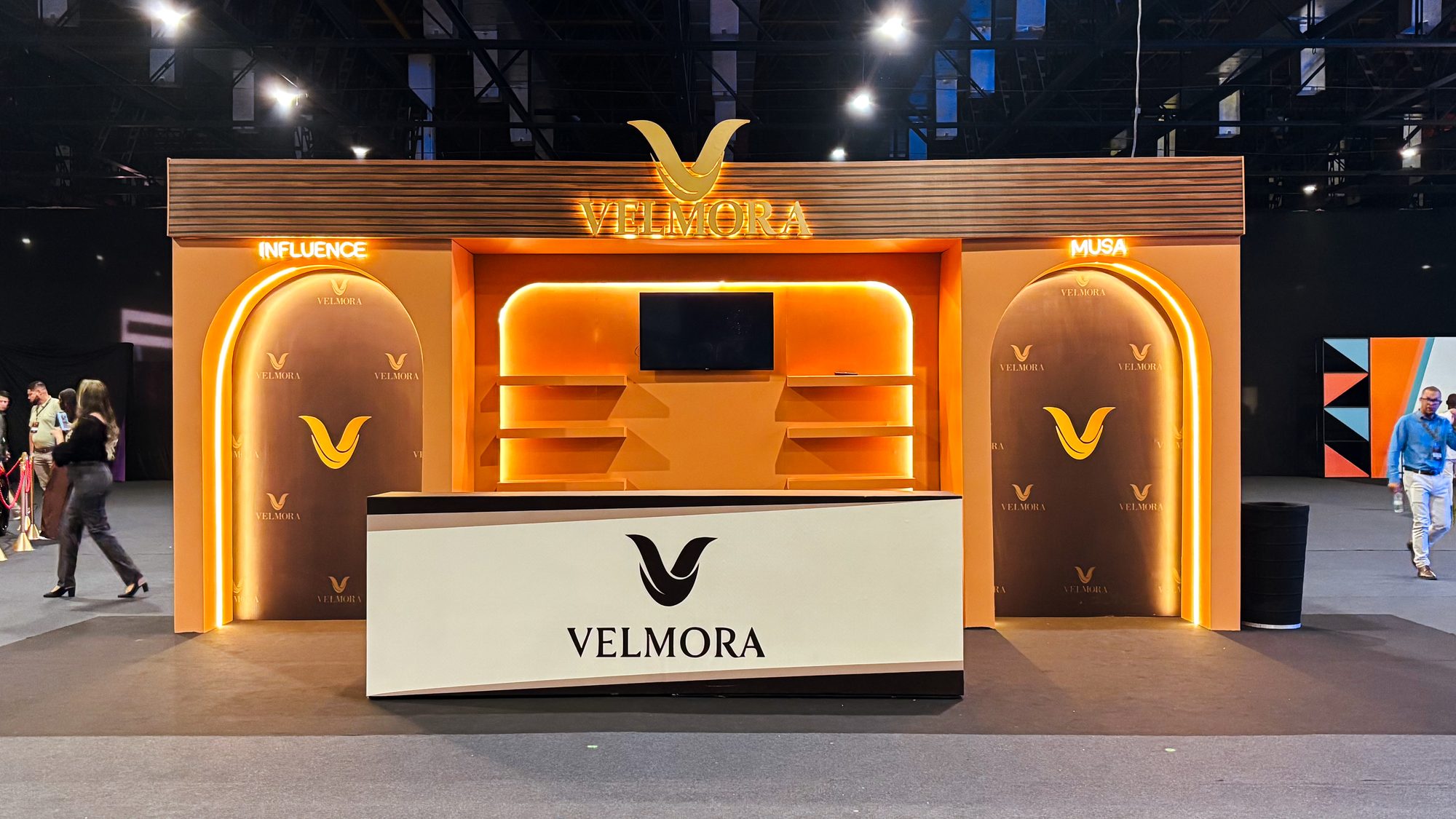 Velmora Stand
